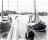 Flevorace 1947: een aantal jachten van de K.N.Z.R.V. te Muiden wordt door een sleepboot naar de start gesleept. Op de voorgrond Ir. Jan Loeff aan het roer van zijn 'Goetzee'. Het boljacht er achter is de 'Vrouw Lucia'.